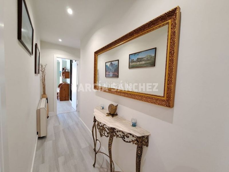 Foto bdd9b8f5-7881-4f35-ad81-7d50b8fd65bd. Pis a rúa principal 71 a Boiro