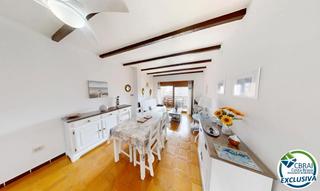Apartament  Carrer poblat típic-plaça església. Apartamento piso las chavolas a 750m de la playa en empuriabrava