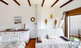 Apartamento  Carrer poblat típic-plaça església. Apartamento piso las chavolas a 750m de la playa en empuriabrava