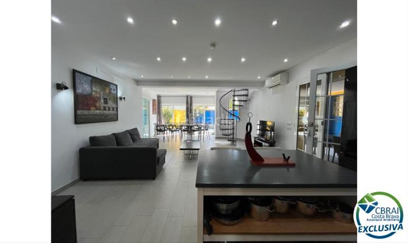 Foto 8d5a8d22-e50a-46de-8cac-6be1cacac51f. Casa villa ideal para alquiler con licencia turística, piscina, zona residencial, 4 dormitorios, 4 baños en Empuriabrava