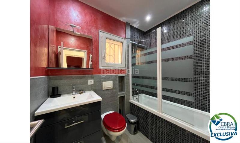 Foto fad39719-c8b7-41c1-83d2-499e60745ead. Casa villa ideal para alquiler con licencia turística, piscina, zona residencial, 4 dormitorios, 4 baños en Empuriabrava