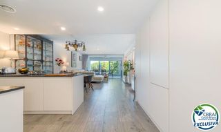 Apartamento  Carrer de figueres. Magnífico apartamento en primera línea de mar