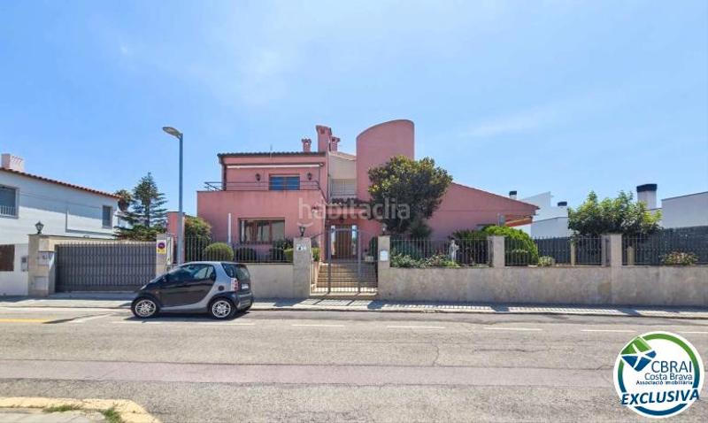 Foto b4cbd065-600a-40b7-9a56-ce7cab16fbf0. Casa amb aparcament a Nord Roses