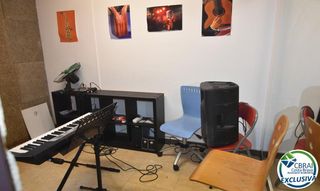 Geschäftsraum  Carrer puig sacalm. Local comercial en venta en la entrada de mas matas.