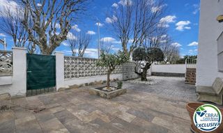 Haus  Carrer montseny. Casa dividida en 2 apartamentos con garaje en empuriabrava.