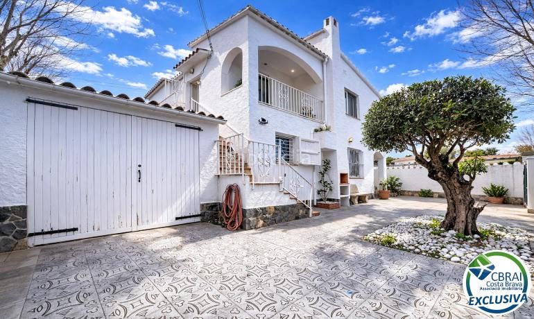 Foto ccd67eff-9302-4854-b413-038e738e67b8. Casa amb aparcament a Carlit - Montseny Empuriabrava