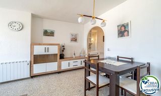 Apartament  Carrer muga-delta. Apartamento idealmente situado en primera línea de mar