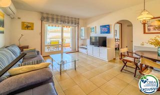 Apartamento  Avinguda de la bocana. Apartamento con terraza, parking y vistas al canal · 250 m de la