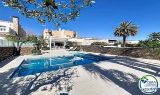 Maison  Carrer llobregat. Casa renovada al sur, con piscina y acceso a un canal amplio en