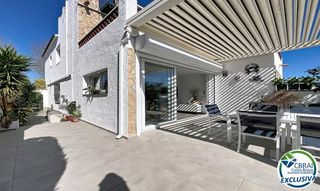 Maison  Carrer llobregat. Casa renovada al sur, con piscina y acceso a un canal amplio en