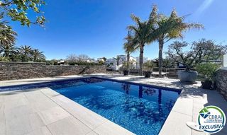 Maison  Carrer llobregat. Casa renovada al sur, con piscina y acceso a un canal amplio en