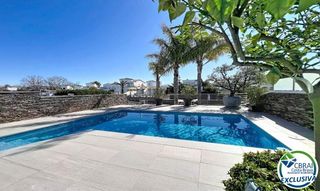 Haus  Carrer llobregat. Casa renovada al sur, con piscina y acceso a un canal amplio en