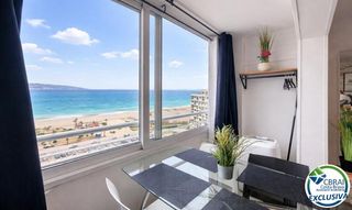 Studio  Carrer muga-delta. Estudio con cabina y vista al mar con licencia turística.