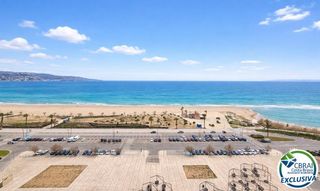 Studio  Carrer muga-delta. Estudio con cabina y vista al mar con licencia turística.