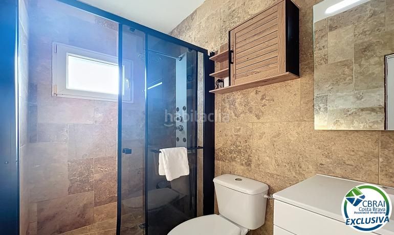 Foto 2025782f-bb99-4e27-bb29-81bc1595bff9. Casa amb aparcament piscina a Alberes Empuriabrava