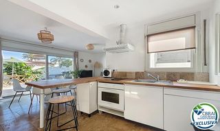 Haus  Carrer alberes. Oportunidad - casa de una planta con piscina en empuriabrava