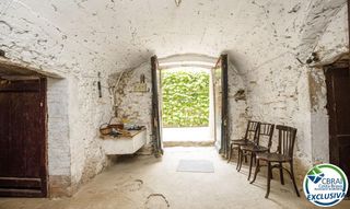Casale  Carrero de l'església. Casa del siglo xix con amplio terreno en palau de santa eulalia