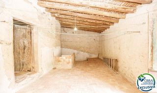 Casale  Carrero de l'església. Casa del siglo xix con amplio terreno en palau de santa eulalia