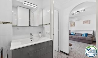 Apartment  Carrer muga-delta. Acogedor apartamento de 2 dormitorios y a 50m de la playa con li