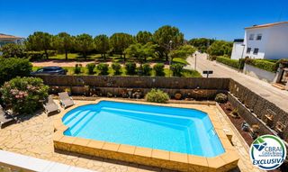 Casa  Carrer del castanyer. Casa muy cuidada y muy bien situada en la garriga en roses