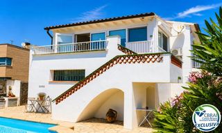 Casa  Carrer del castanyer. Casa muy cuidada y muy bien situada en la garriga en roses