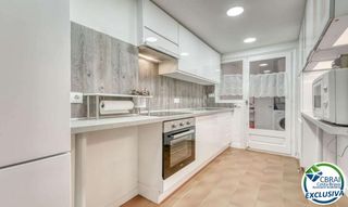 Flat in Carrer del puig rom 98. Encantador apartamento en el centro de roses a 200m de la playa