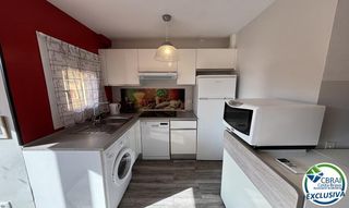 Apartament  Carrer badia-gran reserva. Apartamento con terraza y piscina en empuriabrava