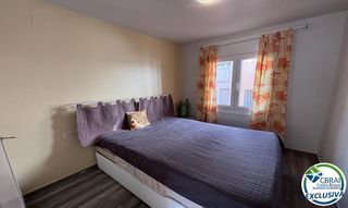 Apartament  Carrer badia-gran reserva. Apartamento con terraza y piscina en empuriabrava
