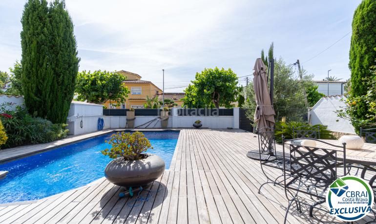 Foto 42e3cdcf-c0c5-4873-8d25-a6042a14ca4c. Casa amb aparcament piscina a Peni Empuriabrava