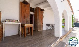 Casa  Carrer pení. Espectacular casa reformada con piscina en empuriabrava