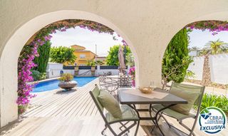Haus  Carrer pení. Espectacular casa reformada con piscina en empuriabrava