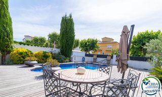 Casa  Carrer pení. Espectacular casa reformada con piscina en empuriabrava