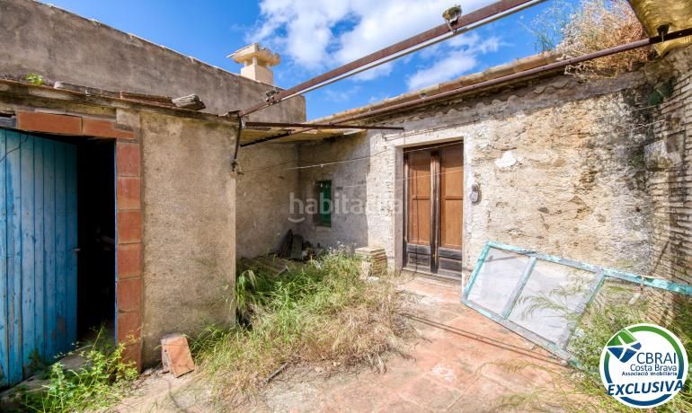 Foto f9029e58-1850-4d36-b7cd-1ab1b428fc7a. Masia amb aparcament a Palau-saverdera