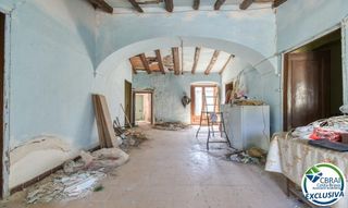 Country house  Carrer nou. Autenticidad y potencial: casa de pueblo con "voltes catalanes"