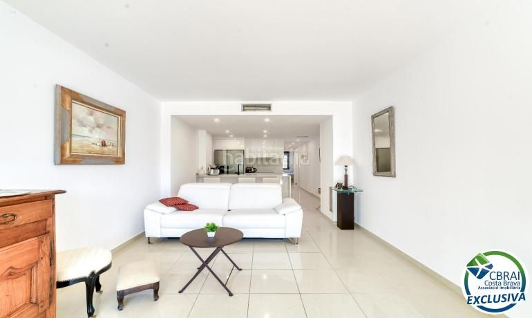 Foto c910d596-1e39-4503-819a-f1bcffb90a79. Apartament amb calefacció aparcament piscina a Salins - Cavall de Mar Empuriabrava