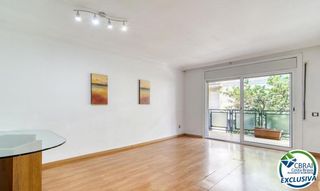Apartment  Carrer del puig rom. Piso de 2 dormitorios con terraza y patio a 250 metros del mar e