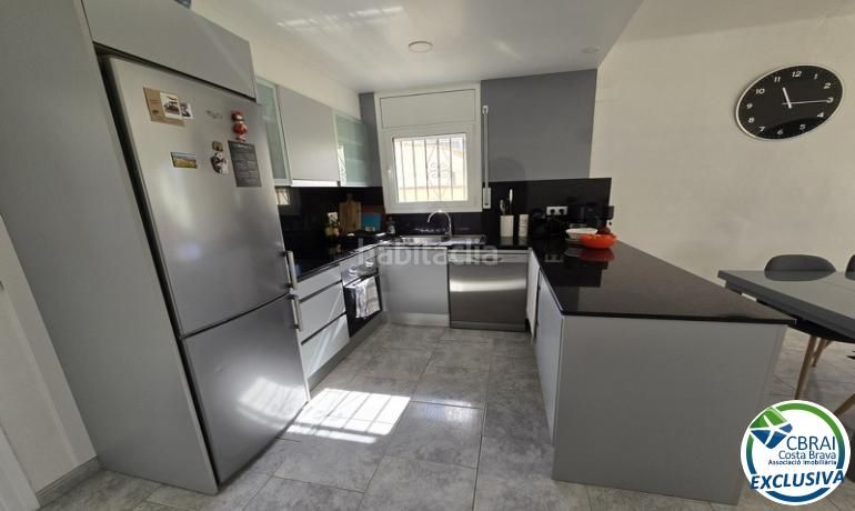 Foto 0684c472-fd77-4d81-aeb9-9525cbe2a05d. Casa amb aparcament piscina a Peni Empuriabrava