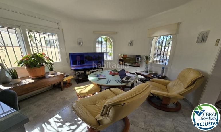 Foto 895a7154-3e08-4809-8bee-d3a52df43e18. Casa amb aparcament piscina a Peni Empuriabrava