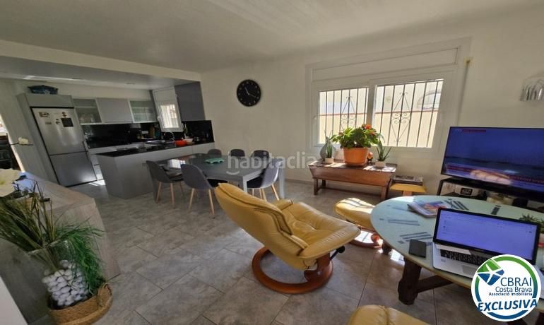 Foto a7c471f0-5175-4d84-9d3a-78329c88b91c. Casa amb aparcament piscina a Peni Empuriabrava