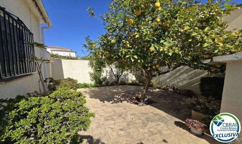 Foto b1d85120-0c2c-4bc5-b9c0-d0e98322f880. Casa amb aparcament piscina a Peni Empuriabrava