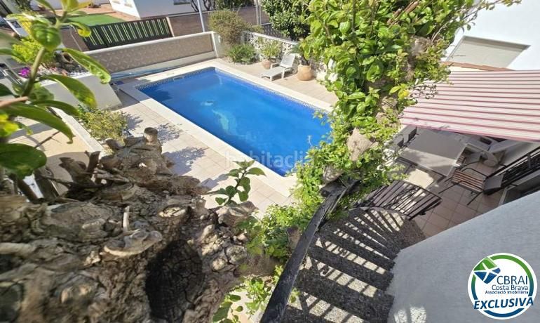 Foto b9f085d6-79de-4b88-bf41-a82f3ff6ba58. Casa amb aparcament piscina a Peni Empuriabrava