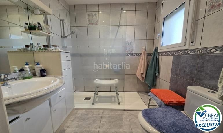 Foto e5b5e04f-5eb9-4817-a0b2-058a99f701fd. Casa amb aparcament piscina a Peni Empuriabrava