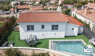 House  Carrer còrdova. Casa con licencia turística, piscina y vistas a la bahía de rose
