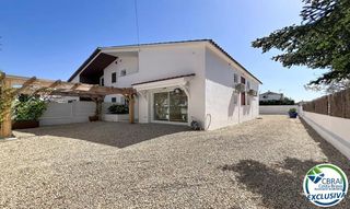 Casa  Carrer pení. Casa renovada con 5 habitaciones y licencia turística en empuria