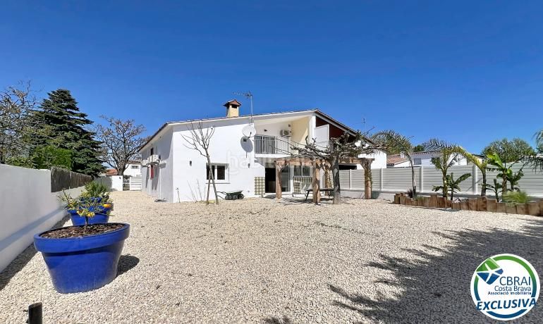Foto 5da280a3-2b6b-42c3-9494-5589069acc4b. Casa amb aparcament a Peni Empuriabrava