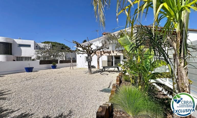 Foto 810159fb-1b74-4fe5-90ac-539c833d6fbd. Casa amb aparcament a Peni Empuriabrava