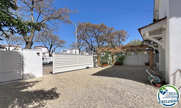 Foto 89868652-7021-4ff2-b15f-b67b2fe8593d. Casa amb aparcament a Peni Empuriabrava