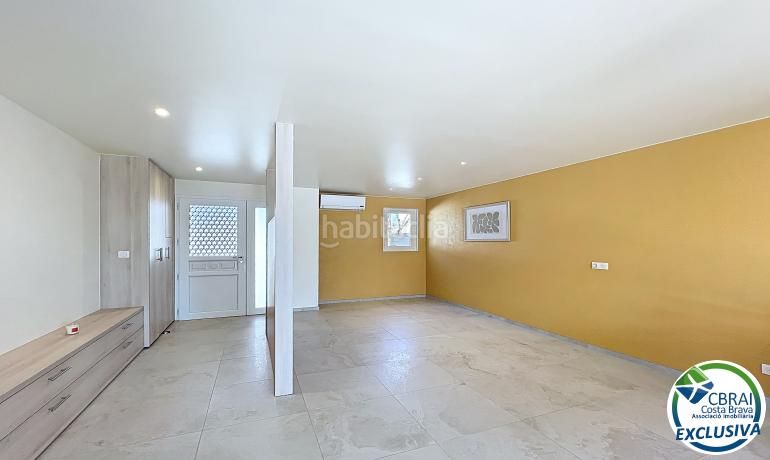 Foto a0a77f45-cbc1-4896-a6a4-efa40aae384e. Casa amb aparcament a Peni Empuriabrava