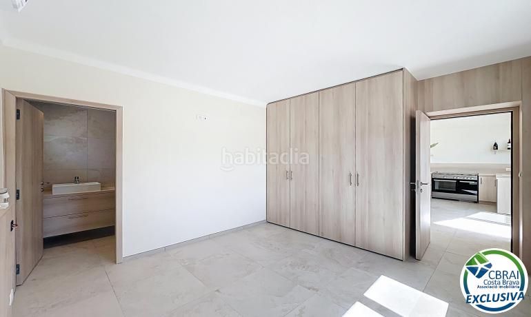 Foto a3b6e7d3-b055-4cbd-ac9d-ceeb77aeaf43. Casa amb aparcament a Peni Empuriabrava