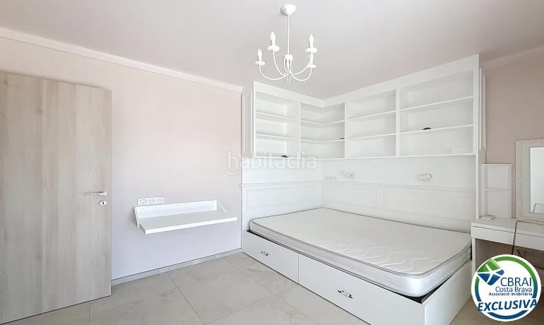 Foto b57e1f26-eac2-49c3-bf0c-61cdb11a6603. Casa amb aparcament a Peni Empuriabrava